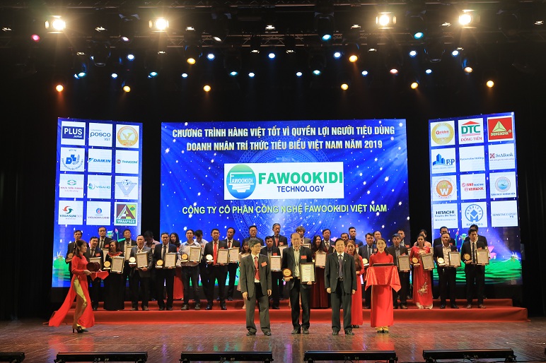 Ông: Đinh Văn Sơn – Chủ Tịch Hội đồng quản trị Fawookidi nhận giải thưởng:"Thương hiệu vàng Việt Nam năm 2019"