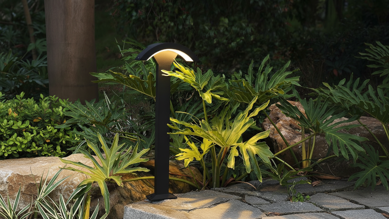 Ứng dụng đèn trụ sân vườn chụp cong FK-DN21-10W-IP65