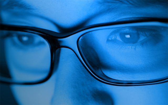 Làm gì để hạn chế ánh sáng xanh gây hại cho đôi mắt?