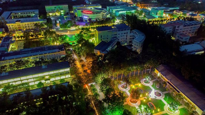 Đèn chiếu sáng sân trường Đại học Trà Vinh