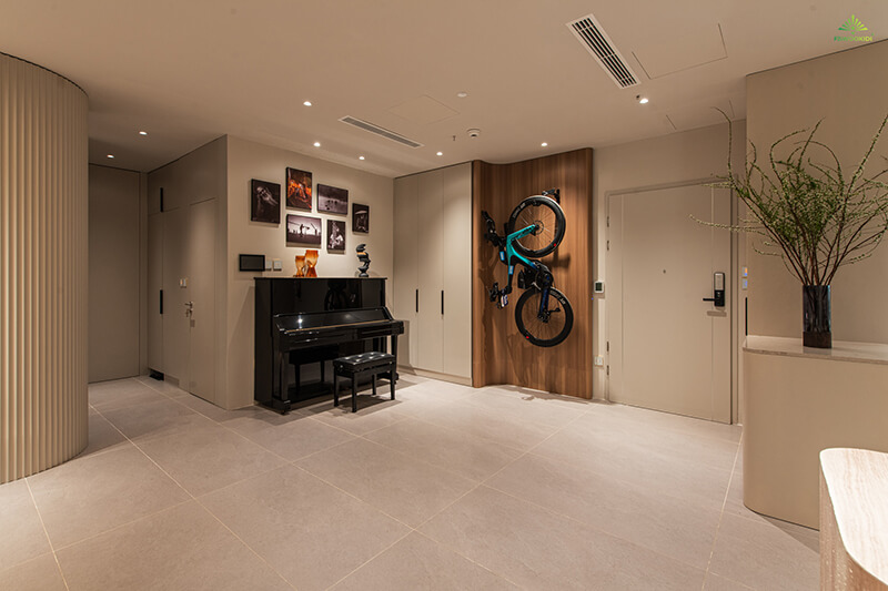 Khu vực piano trở thành điểm nhấn với sự dẫn dắt ánh nhìn từ đèn rọi âm trần Luna.