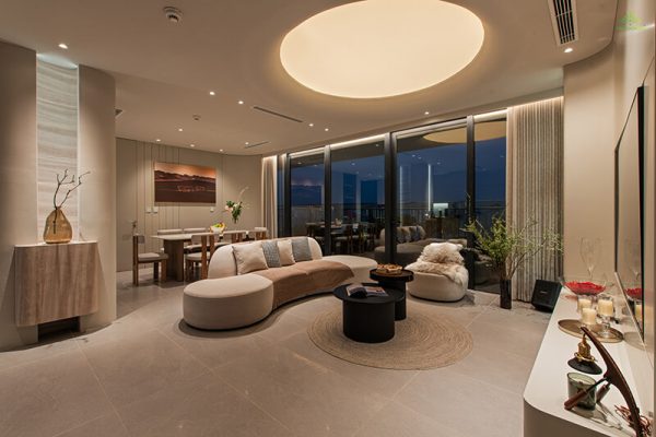 Đèn ốp nổi được đặt trung tâm phòng khách để ánh sáng phân bổ đều cho không gian.